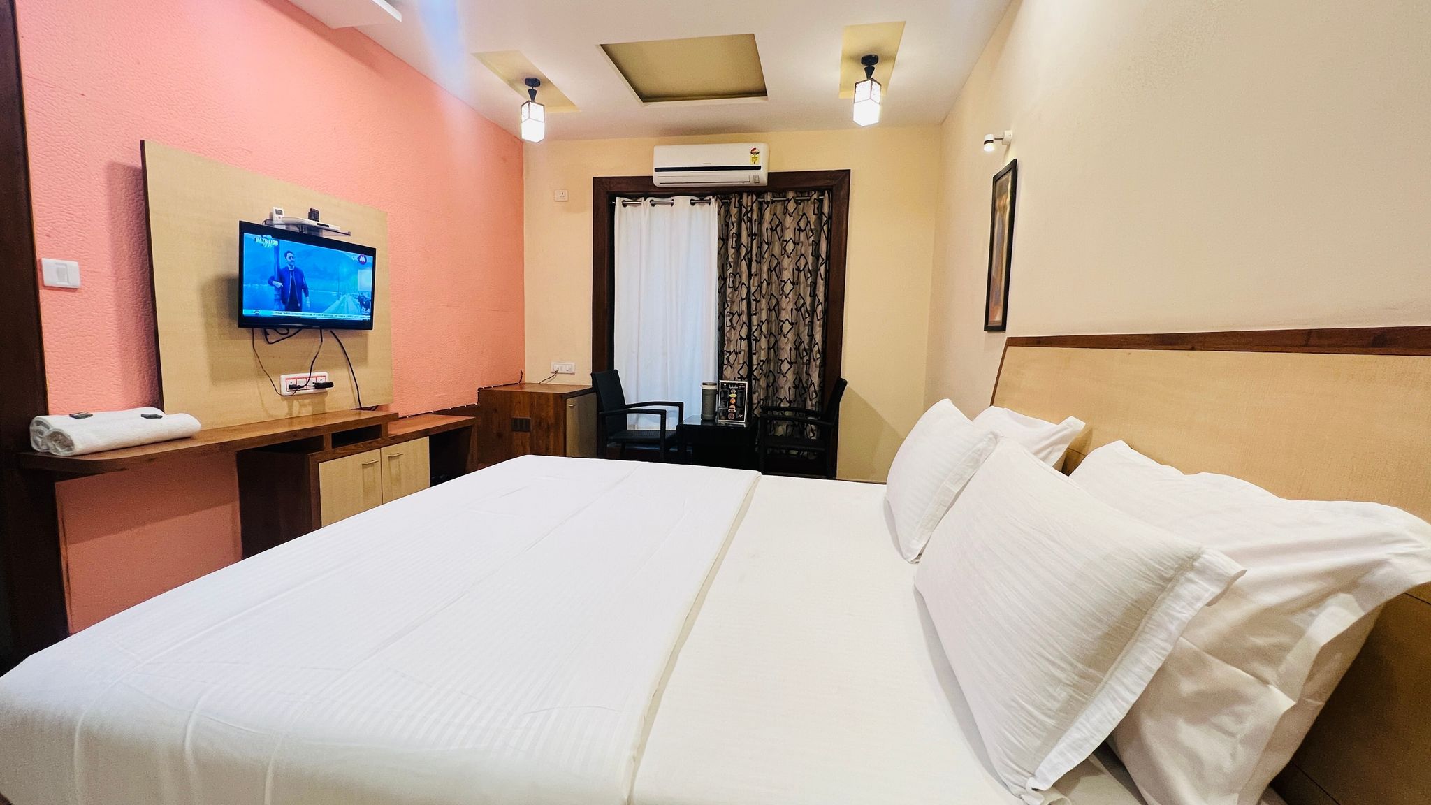 Hotel Kaka Inn Deluxe AC Room with Balcony 11