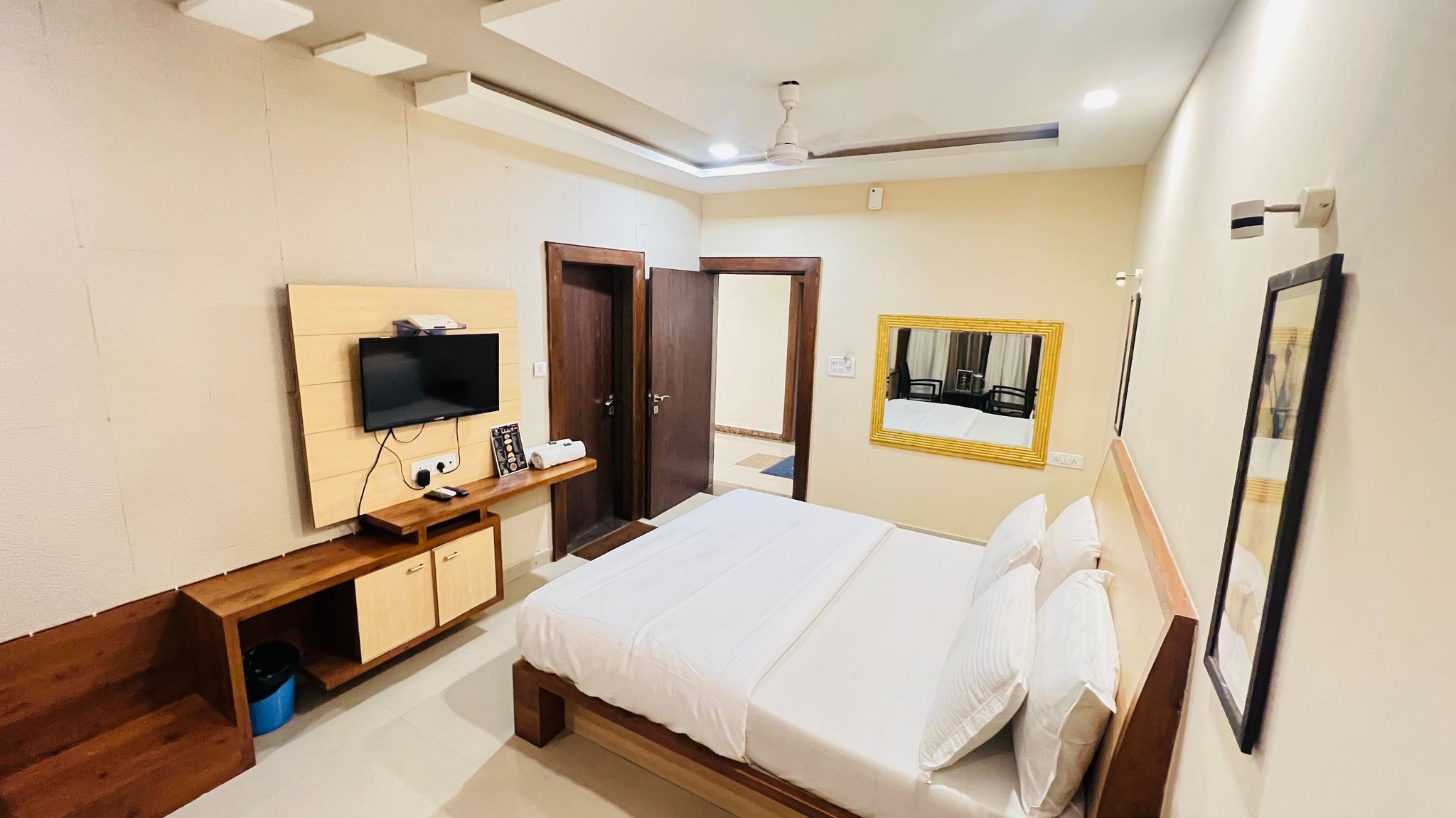 Hotel Kaka Inn Deluxe AC Room with Balcony 13