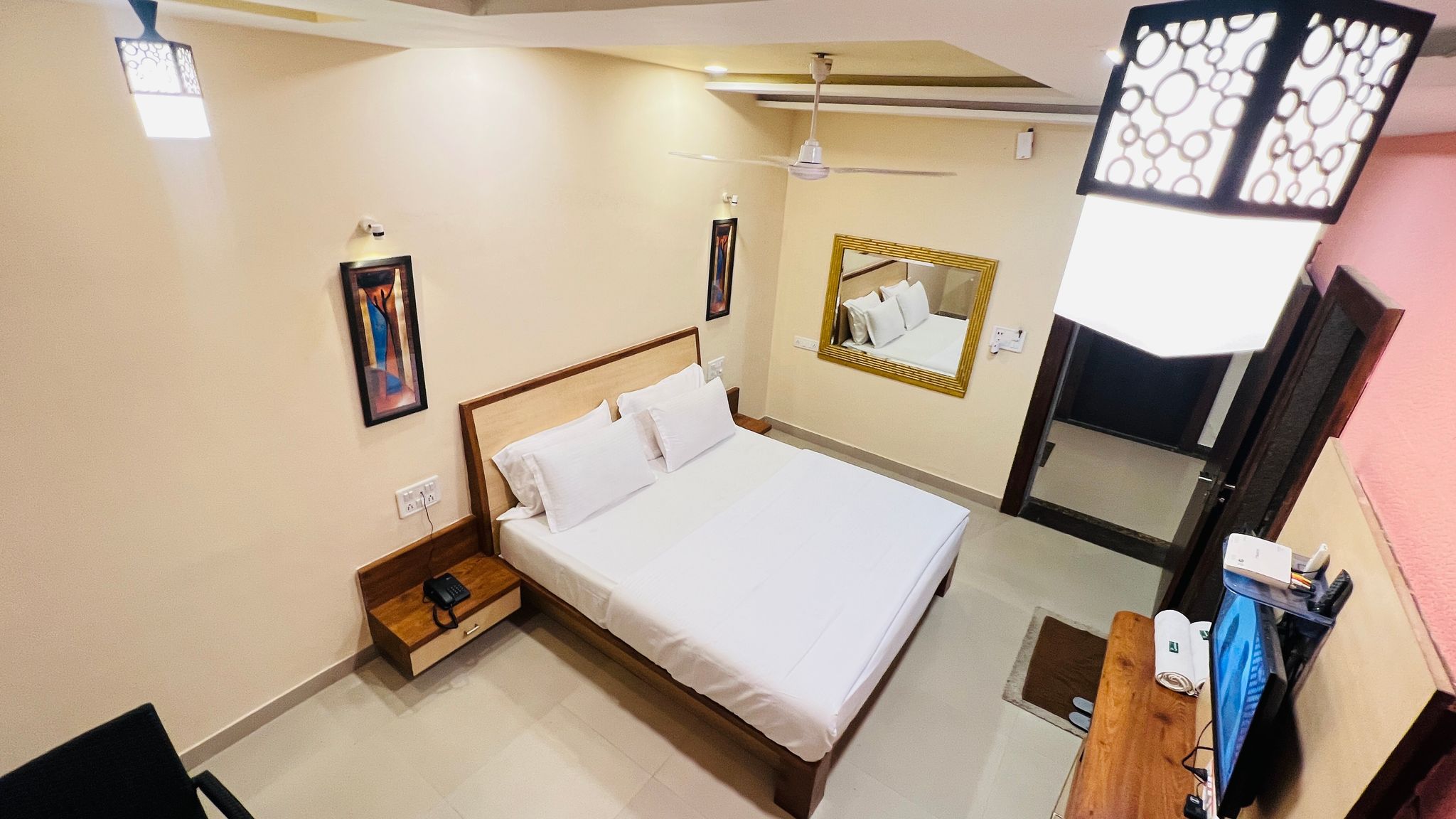 Hotel Kaka Inn Deluxe AC Room with Balcony 10