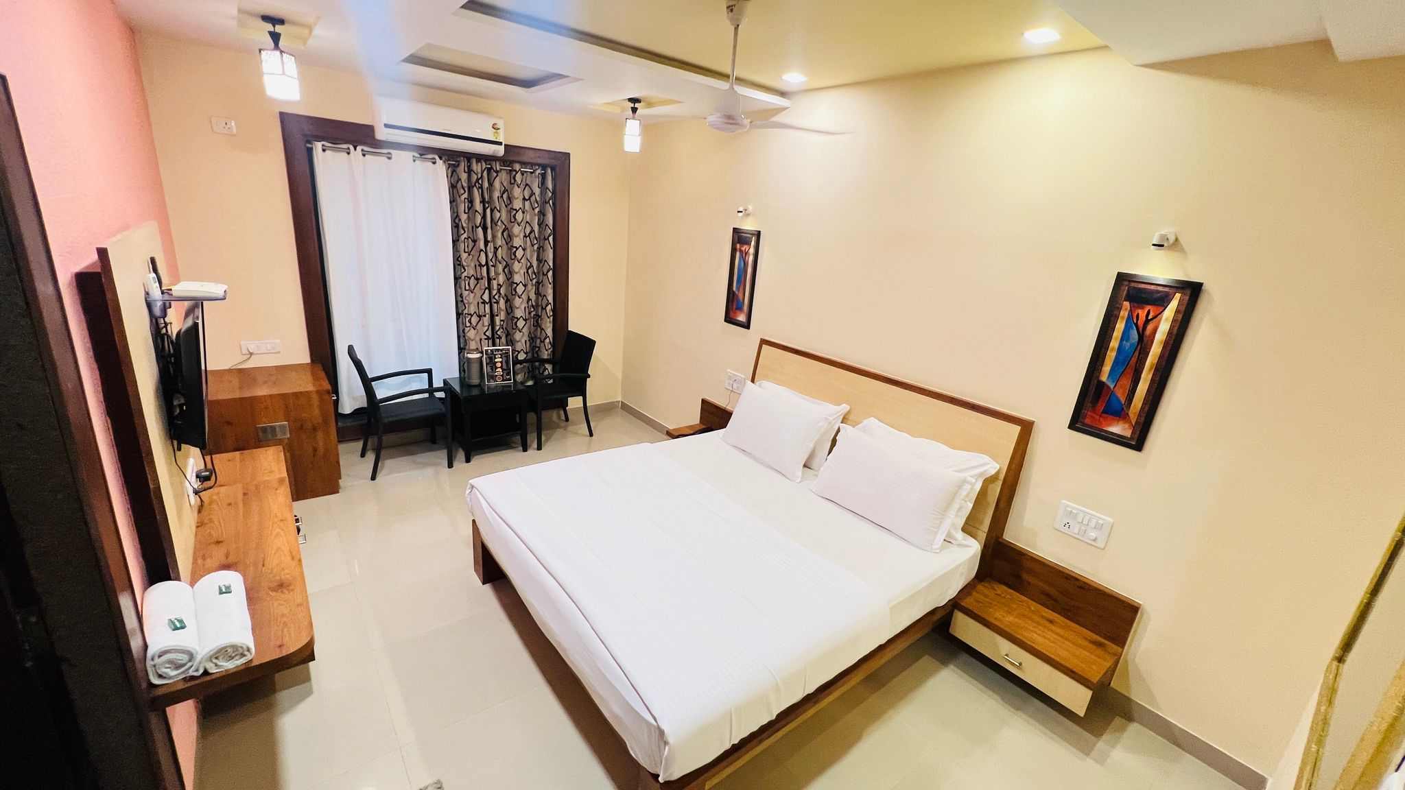 Hotel Kaka Inn Deluxe AC Room with Balcony 3