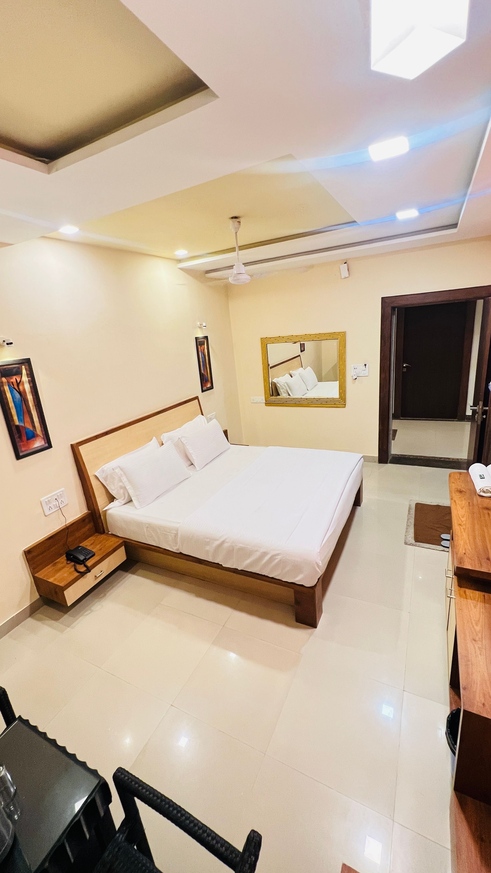 Hotel Kaka Inn Deluxe AC Room with Balcony 12