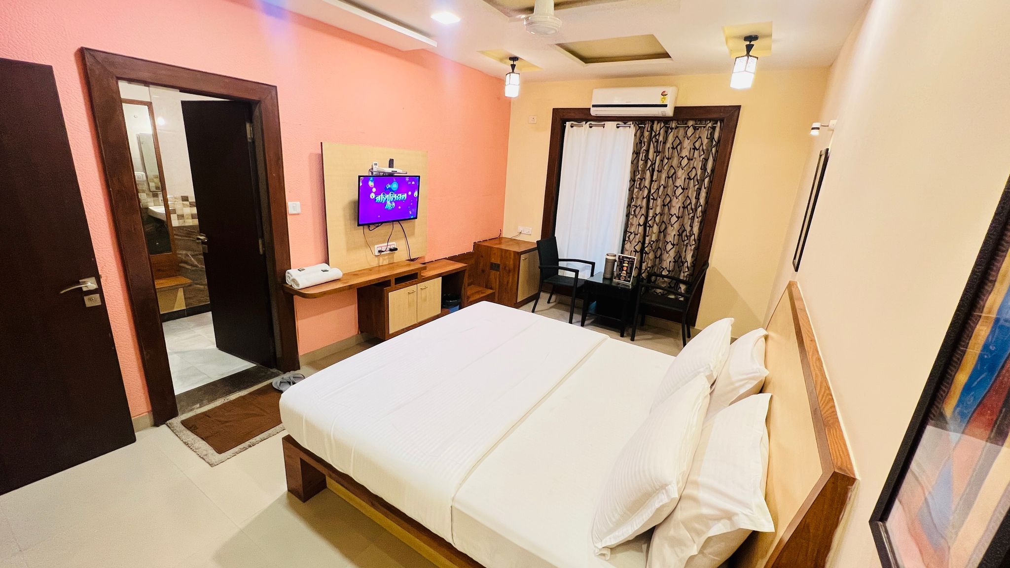 Hotel Kaka Inn Deluxe AC Room with Balcony 4