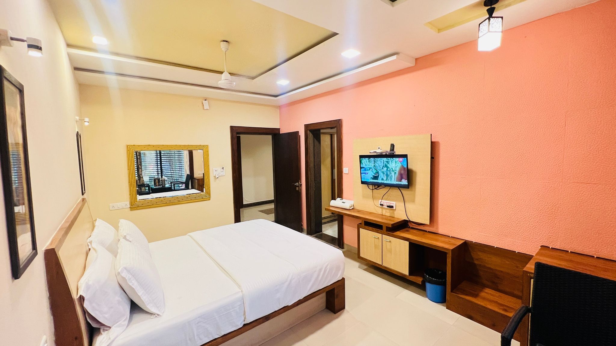 Hotel Kaka Inn Deluxe AC Room with Balcony 7