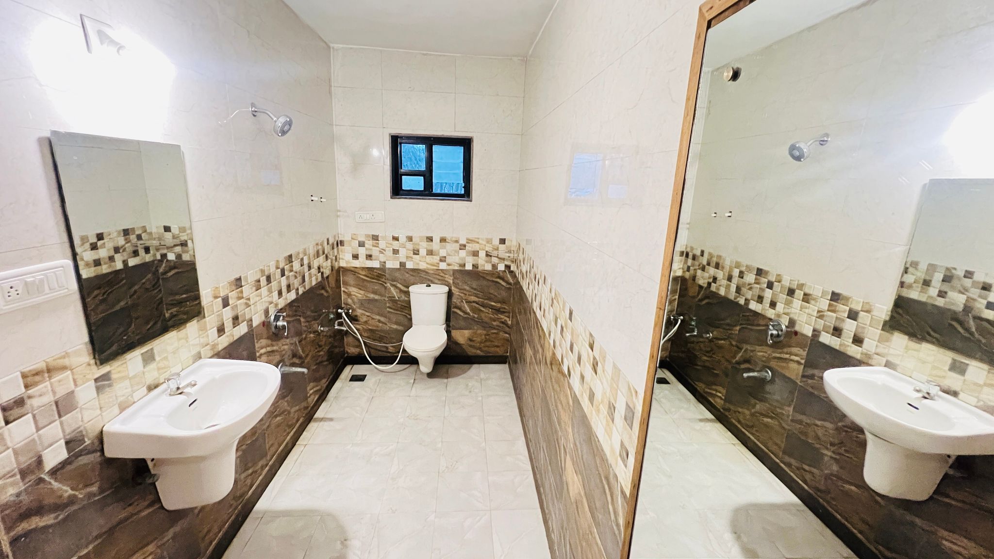 Hotel Kaka Inn Deluxe AC Room with Balcony 15