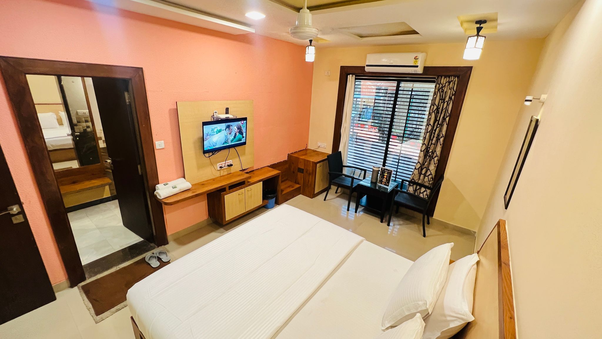 Hotel Kaka Inn Deluxe AC Room with Balcony 16