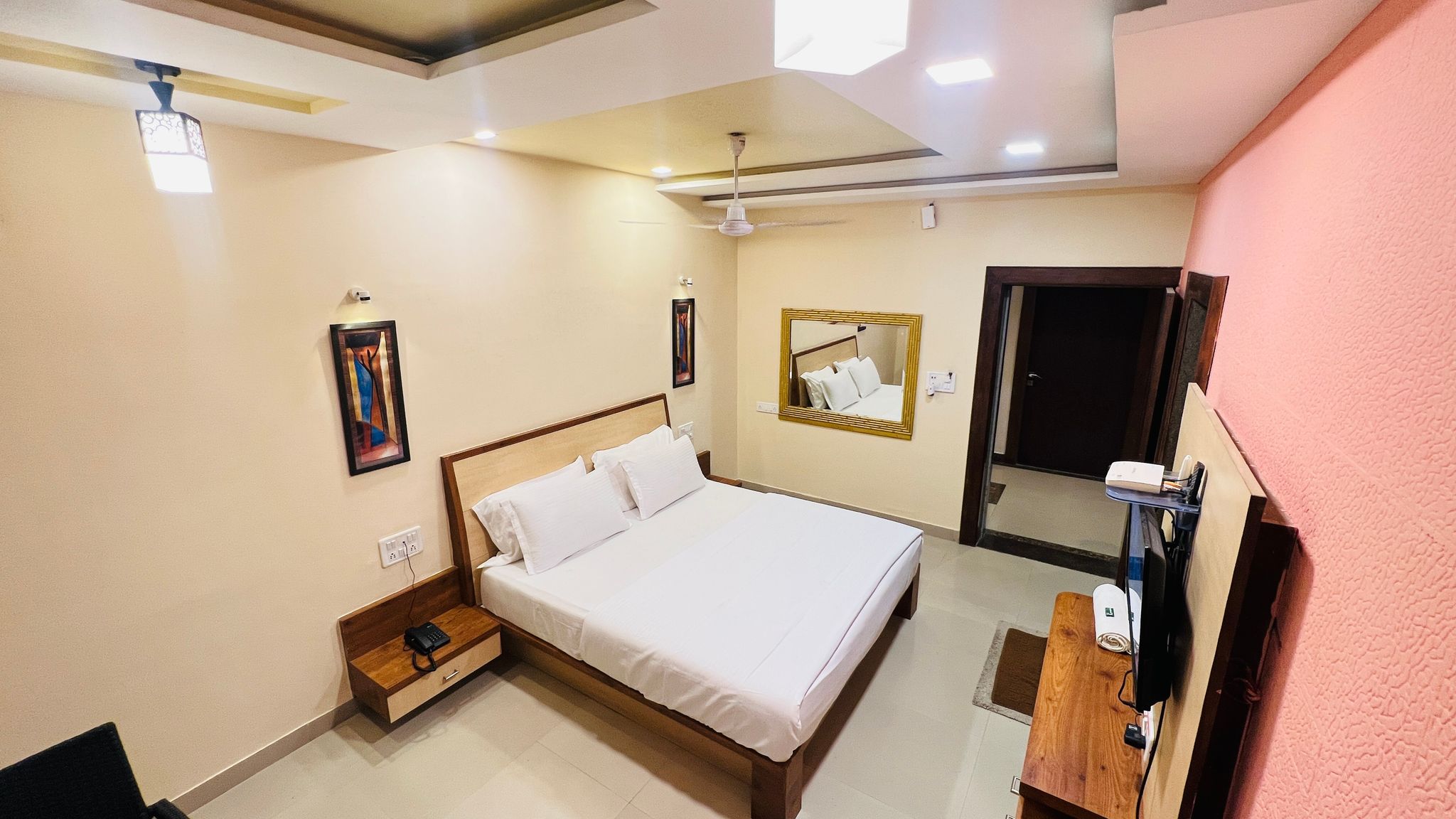 Hotel Kaka Inn Deluxe AC Room with Balcony 9