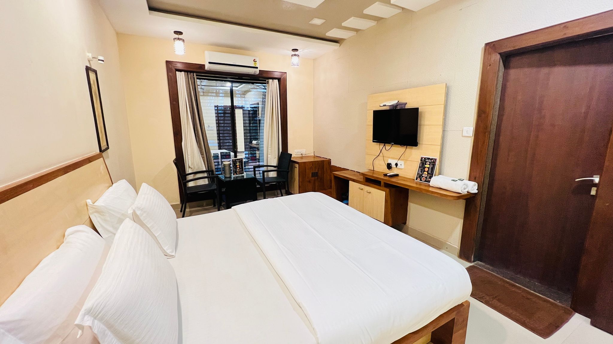 Hotel Kaka Inn Deluxe AC Room with Balcony 5