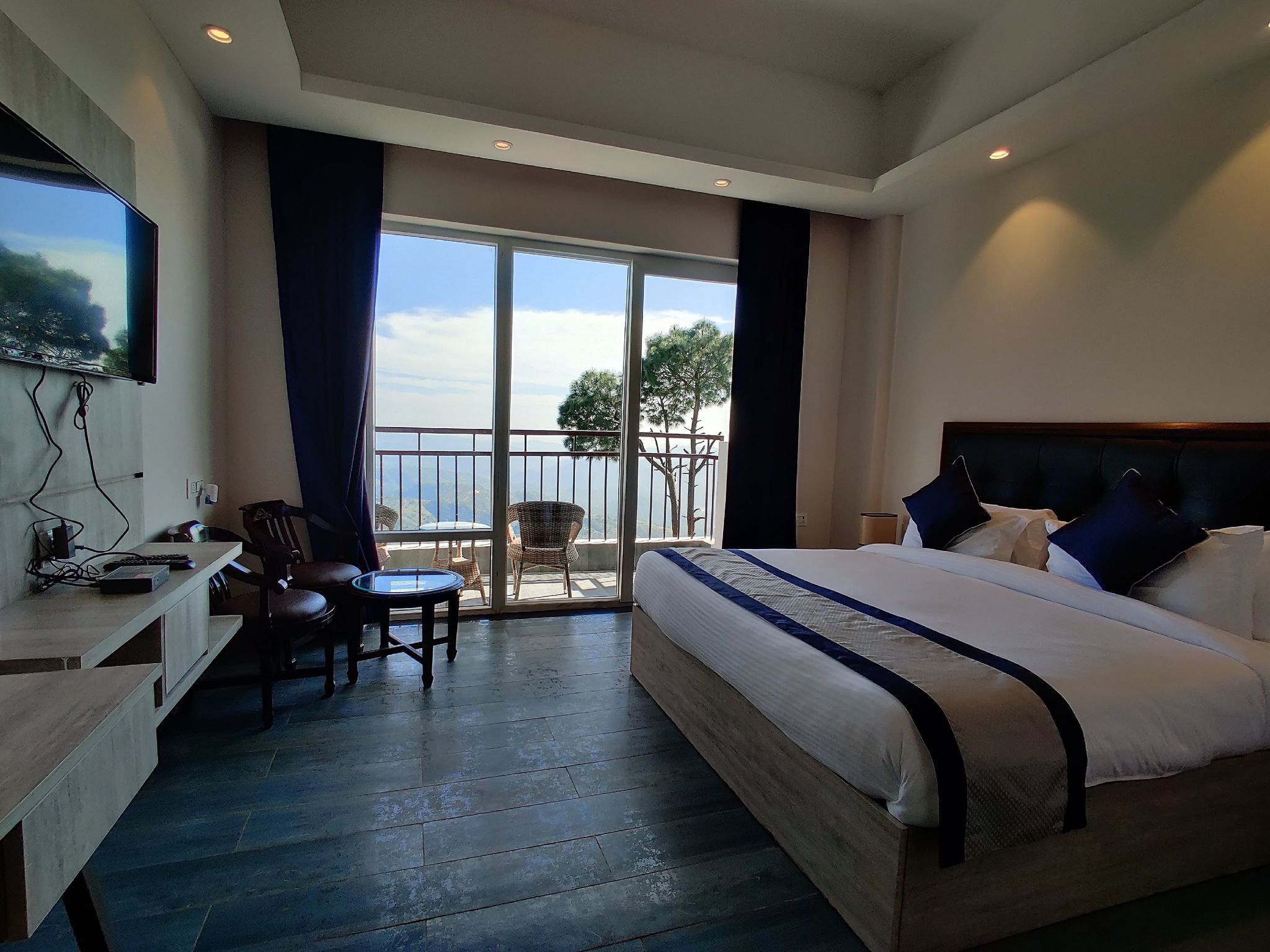 Superior Valley View Room
