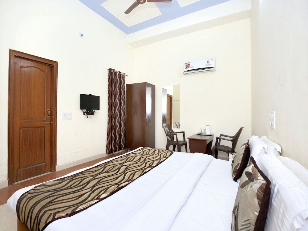 OYO 7609 Hotel Dolphin Double or Twin Room 8