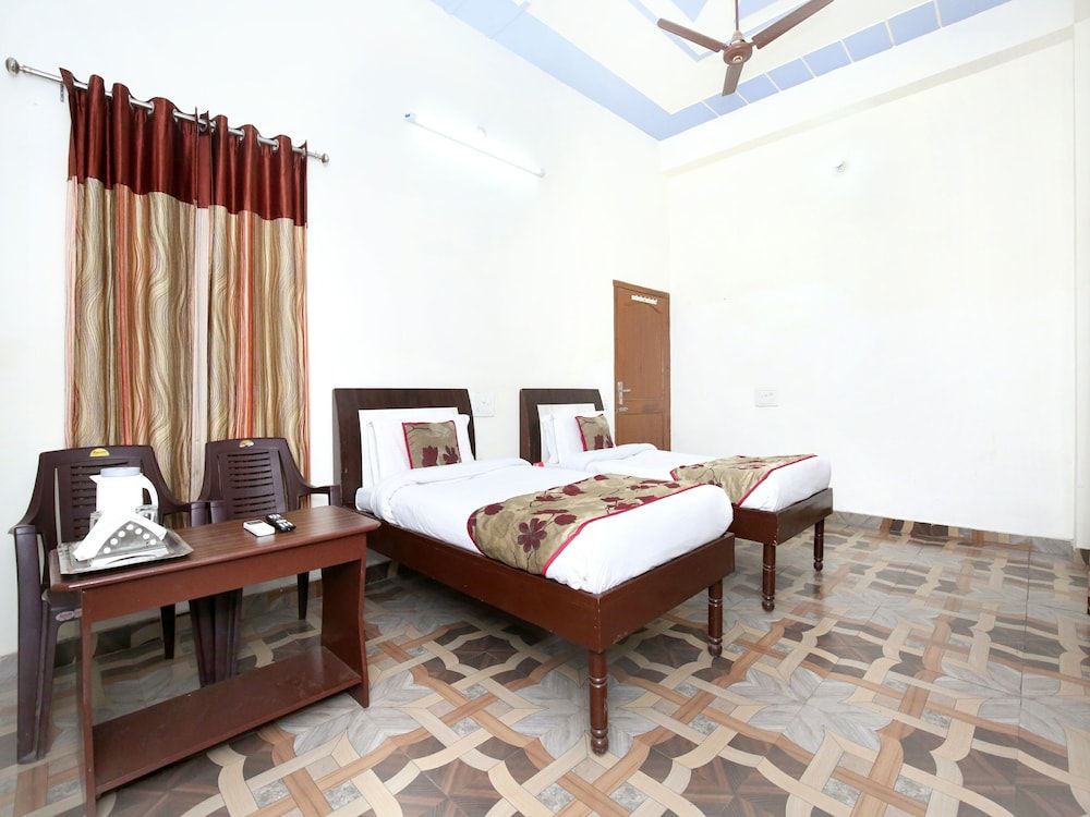 undefined OYO 7609 Hotel Dolphin 9