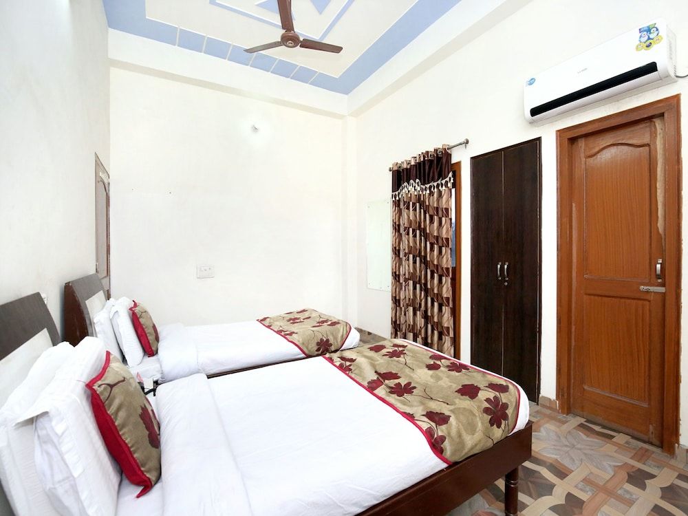 undefined OYO 7609 Hotel Dolphin 10