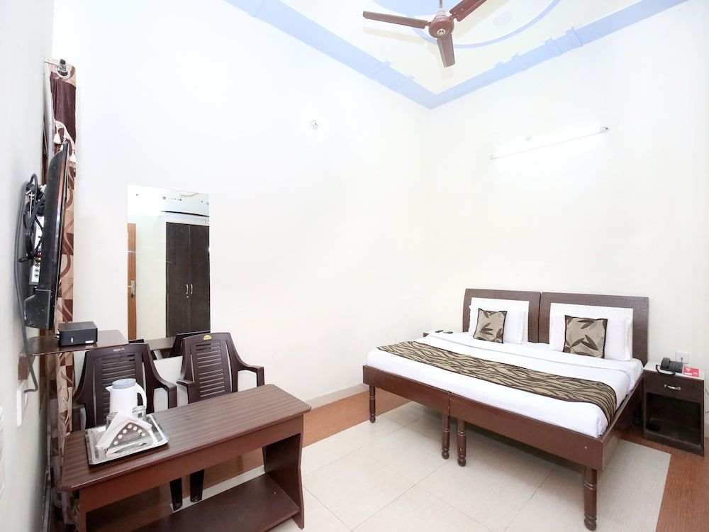 undefined OYO 7609 Hotel Dolphin 6