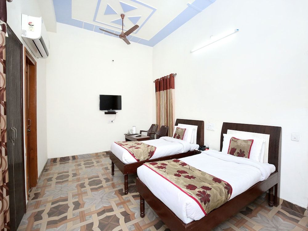 undefined OYO 7609 Hotel Dolphin 8
