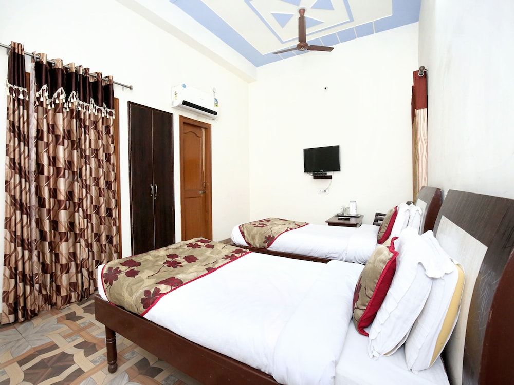 undefined OYO 7609 Hotel Dolphin 7