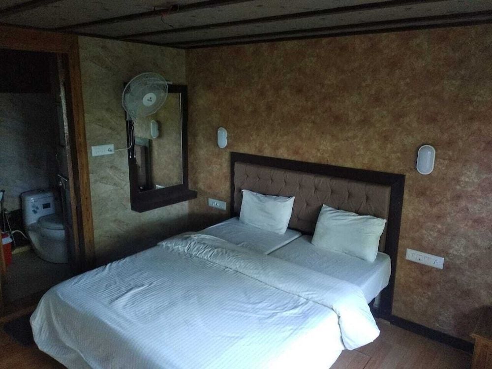 9 Bedroom Suite