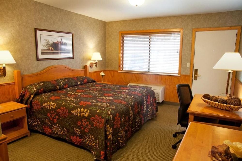 Poulsbo Inn & Suites Room, 1 King Bed