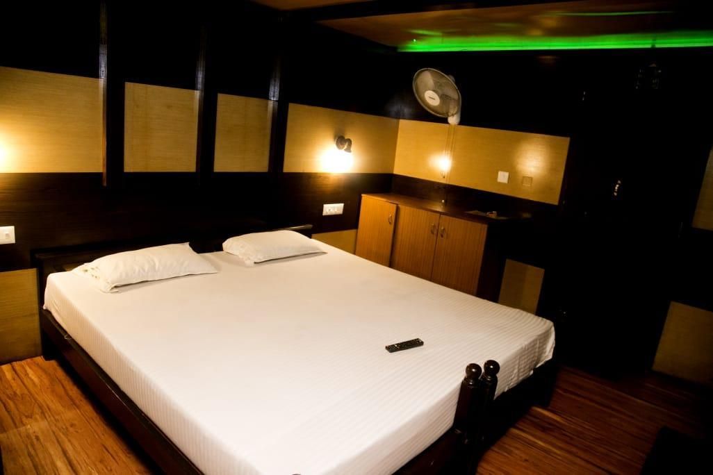Tharangini Houseboats Deluxe Sharing