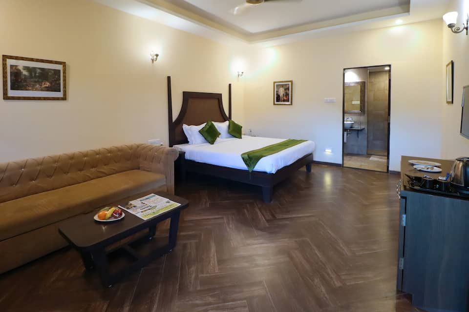 Regalia Bathtub Room