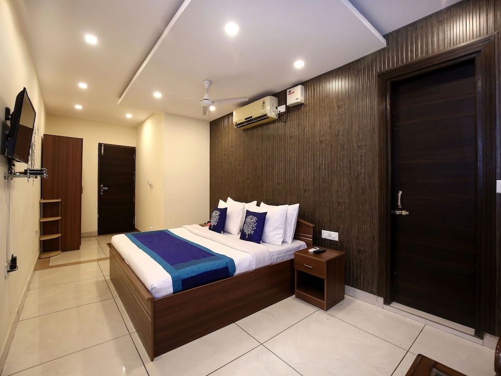 OYO 9951 Hotel Satkar Avenue Double or Twin Room 5