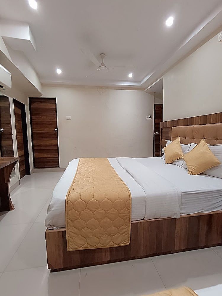 Hotel Rishi International Deluxe Double Room 5