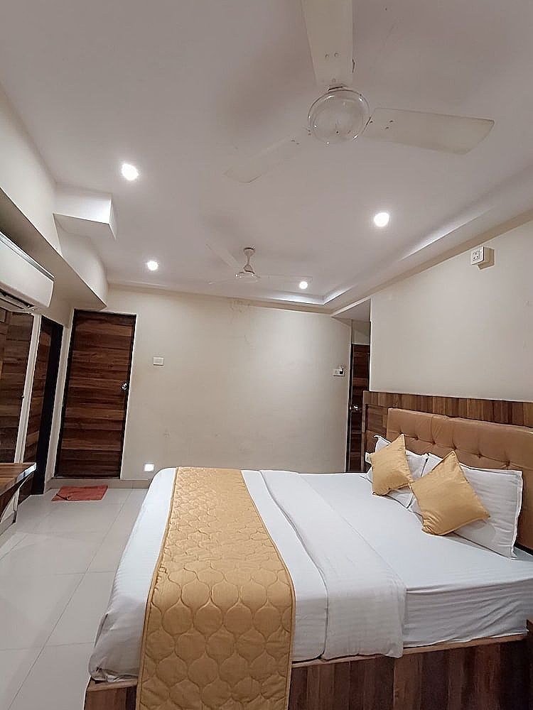 Hotel Rishi International Deluxe Double Room 14