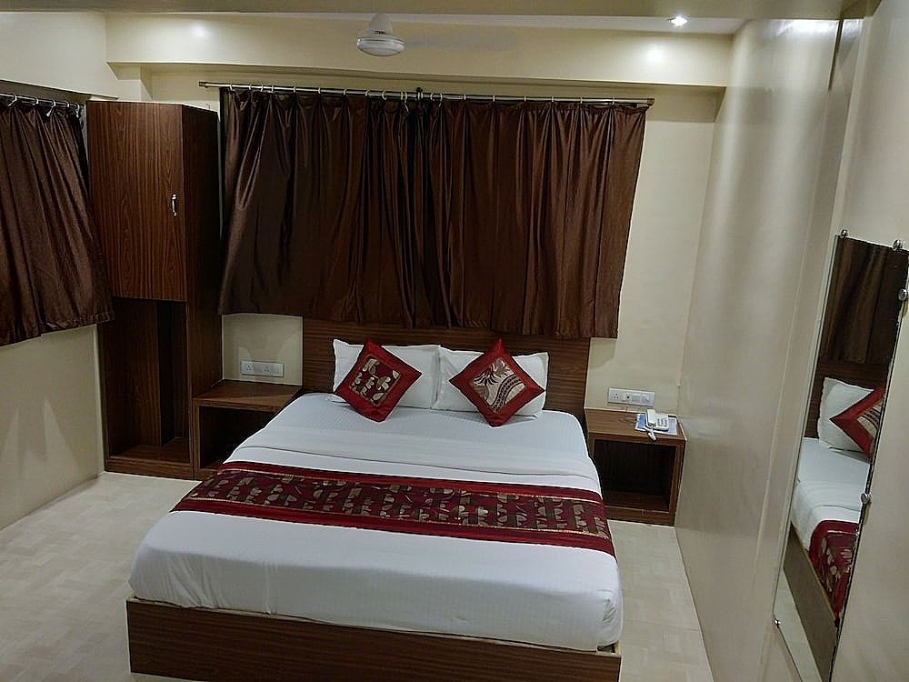 Hotel Rishi International Deluxe Double Room 2