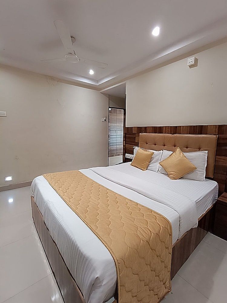 Hotel Rishi International Deluxe Double Room 15