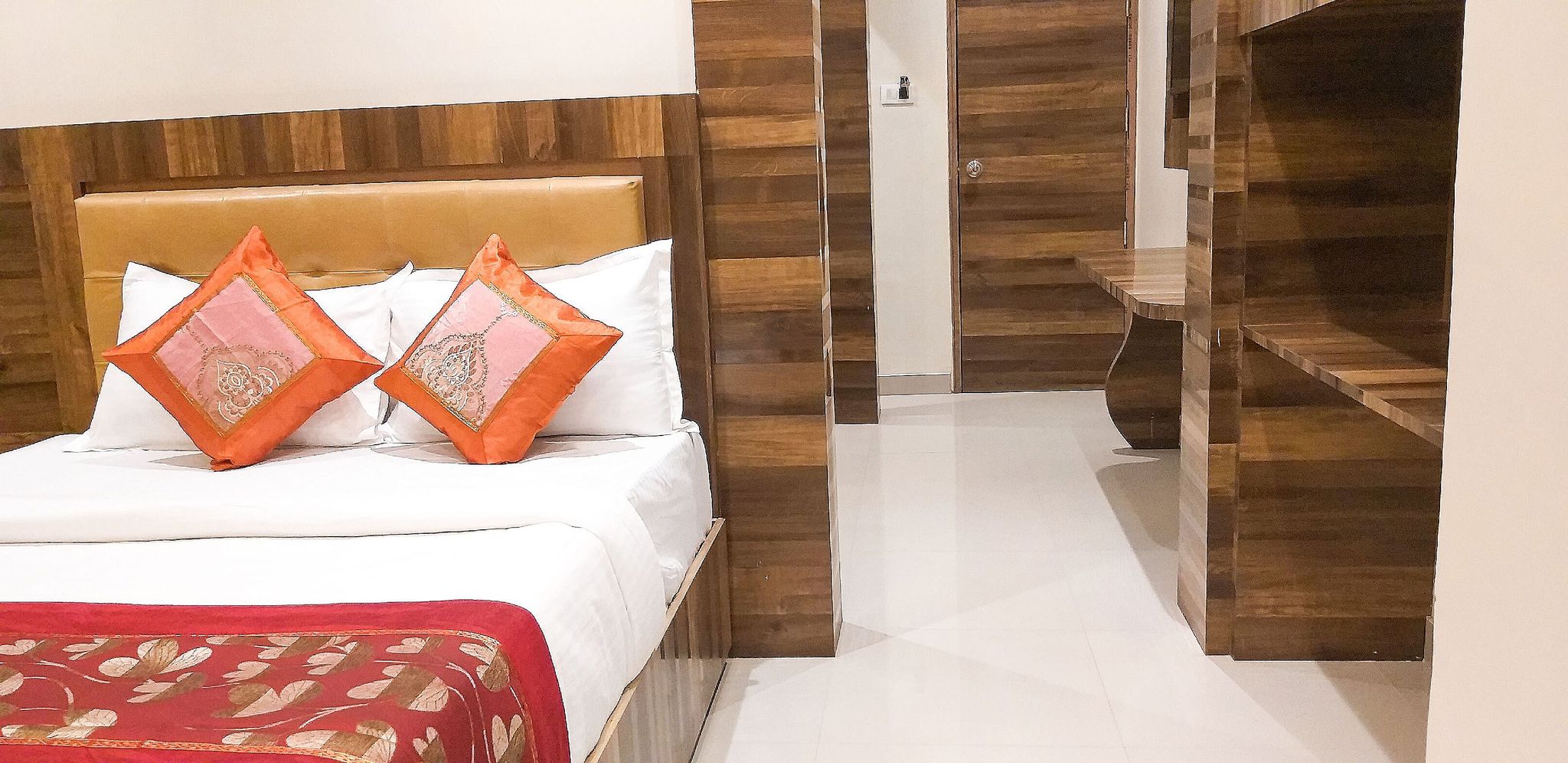Hotel Rishi International Deluxe Double Room 11