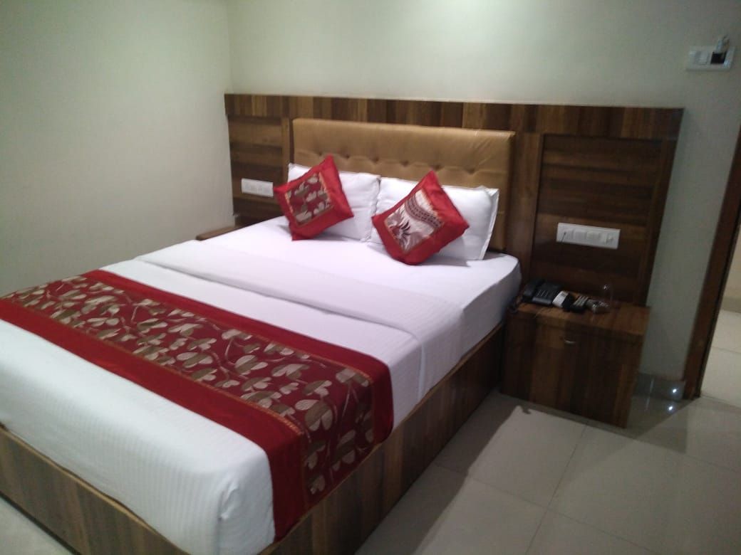 Hotel Rishi International Deluxe Double Room 10