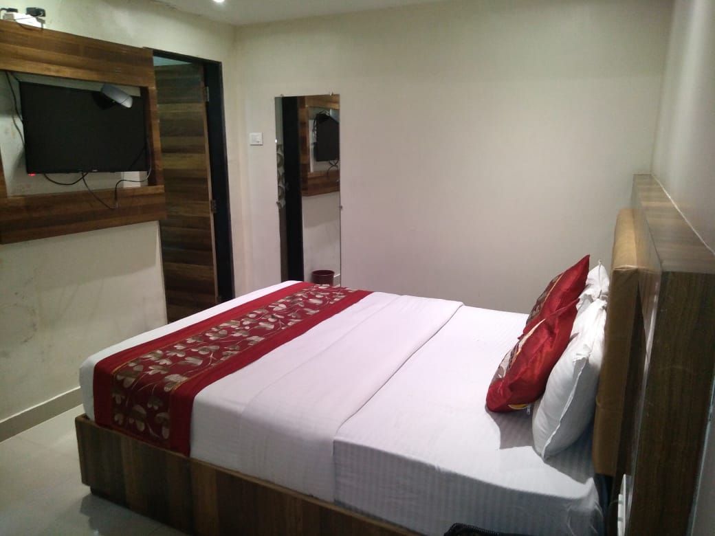Hotel Rishi International Deluxe Double Room 3