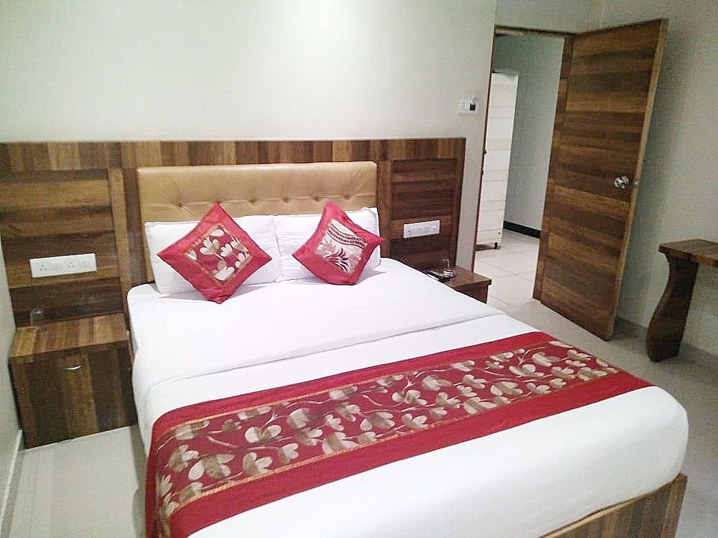 Hotel Rishi International Deluxe Double Room 6