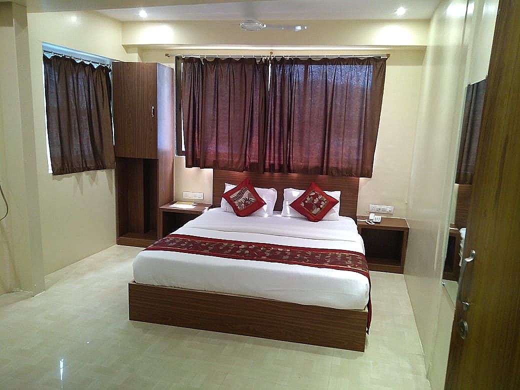 Hotel Rishi International Deluxe Double Room 9