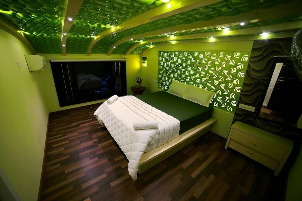 Kerala Houseboats Deluxe Room- AC timing 8PM to 6AM 2