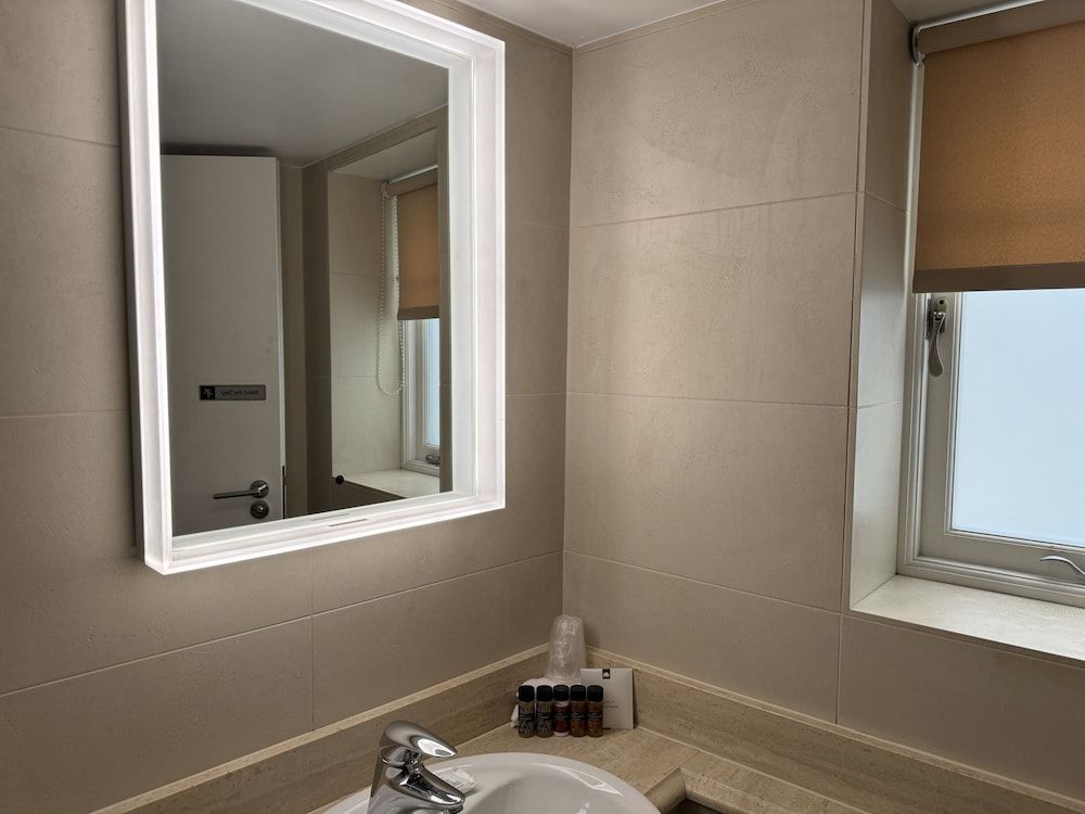 The Windermere Hotel, London Standard Double Room, Ensuite 11