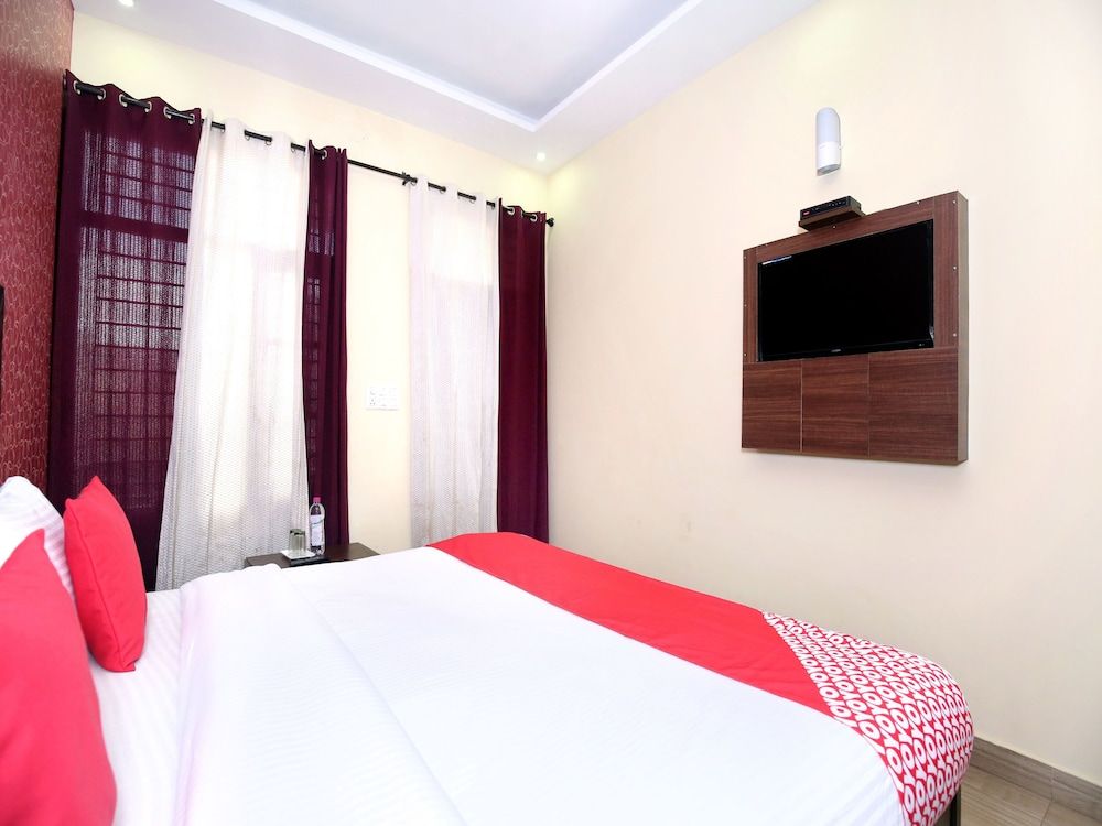 OYO 4548 Hotel Tom Stay Deluxe Room 9
