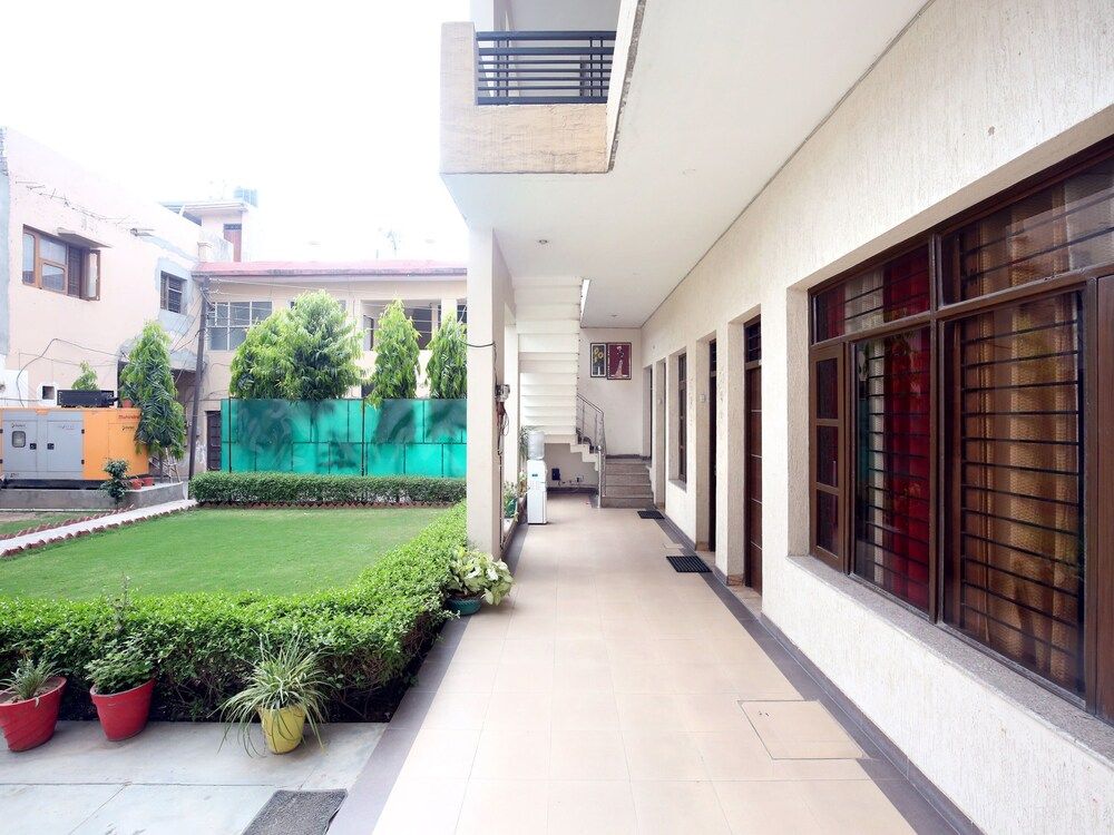 undefined OYO 4548 Hotel Tom Stay 3