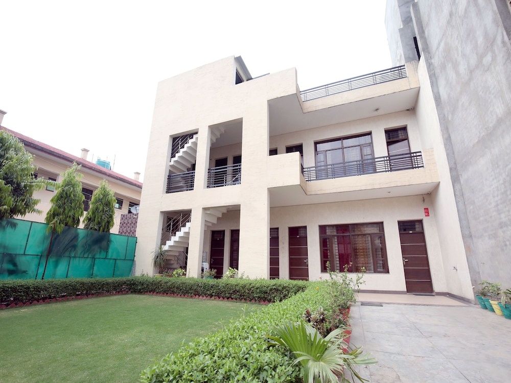 undefined OYO 4548 Hotel Tom Stay 4