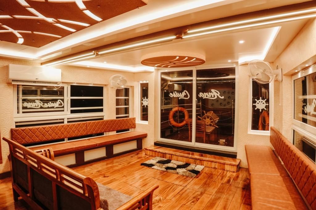 undefined Upper Deck Houseboat 8