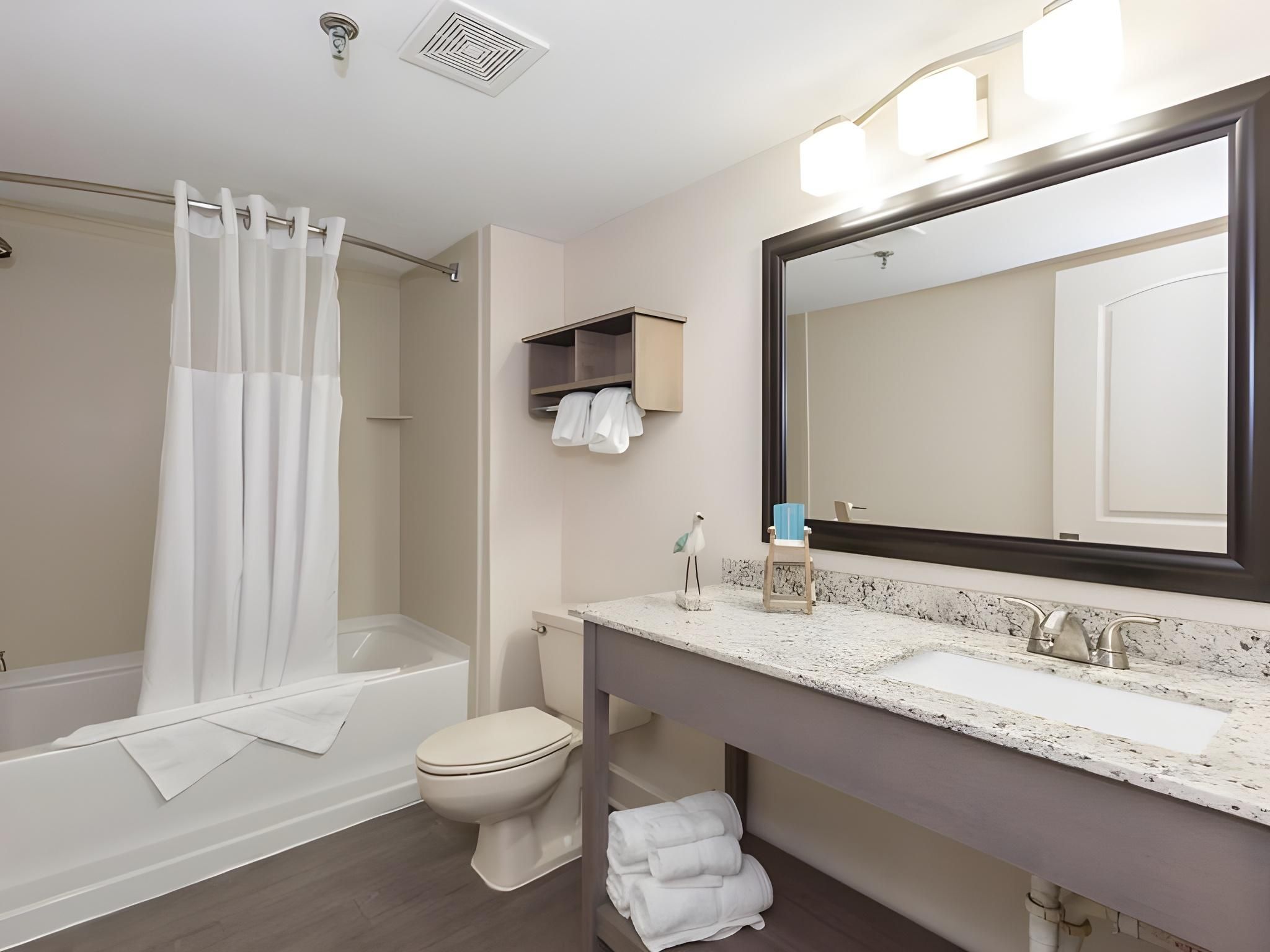 Carolinian Beach Resort by Vacasa Standard King Room 3