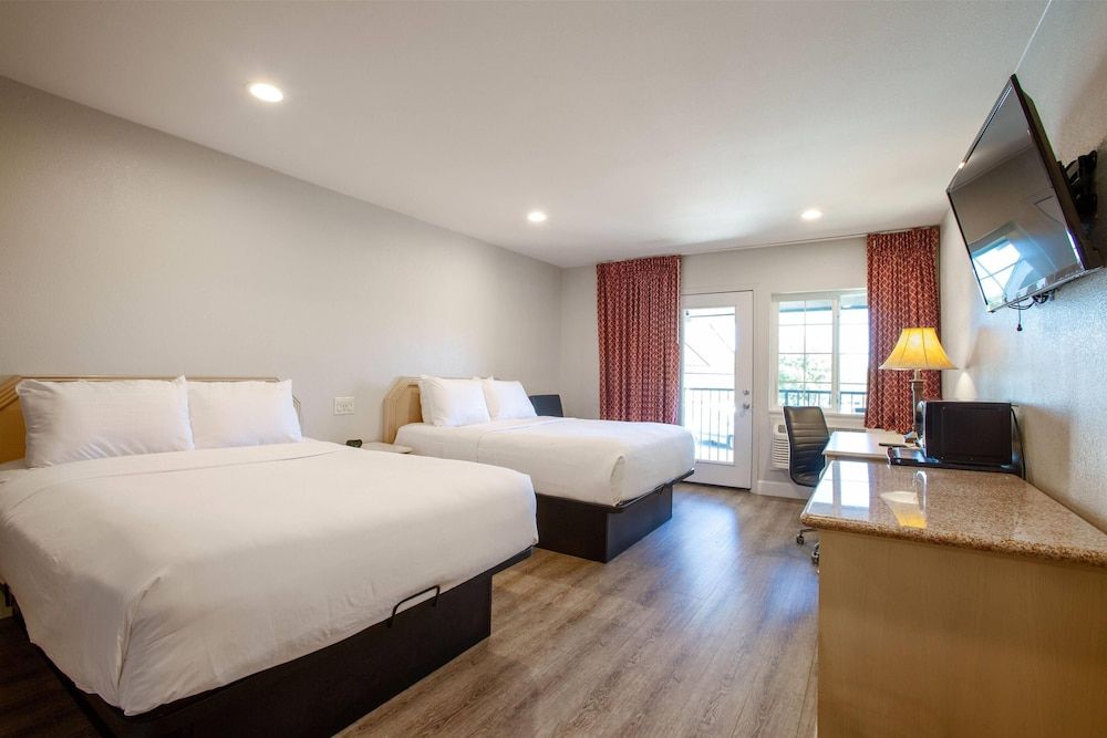 Room, 2 Queen Beds, Non Smoking, Courtyard View
