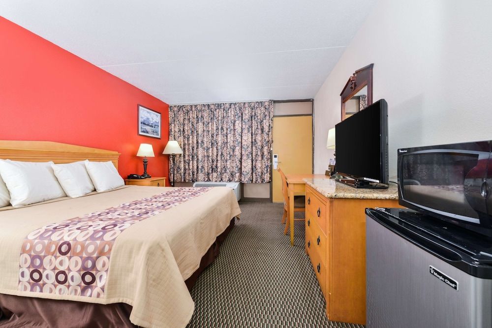 Room, 1 King Bed, Accessible, Smoking