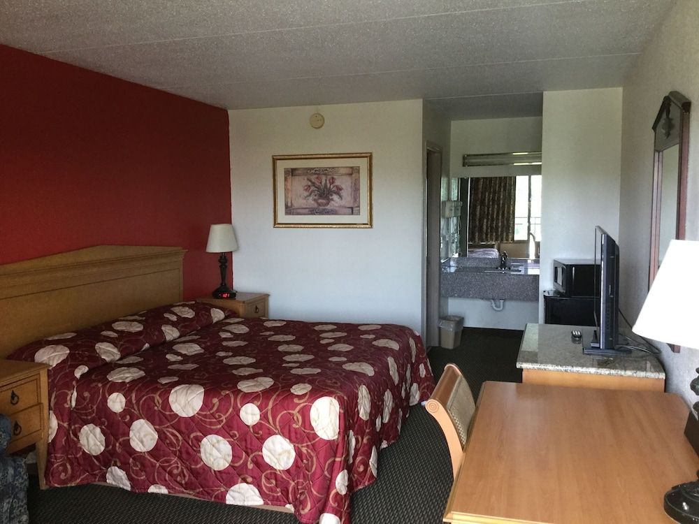 Room, 1 King Bed, Accessible, Smoking