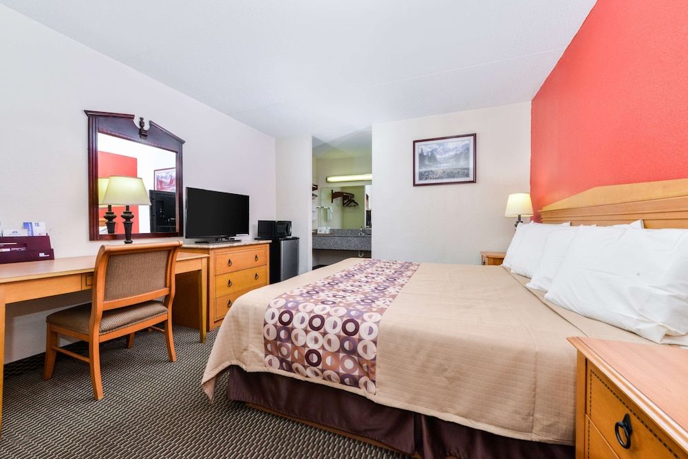 Room, 1 King Bed, Smoking