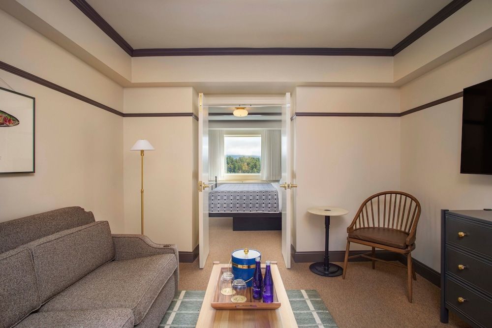 Deluxe Room, 1 King Bed with Sofa bed, Lake View (Mobility Accessible, Tub)