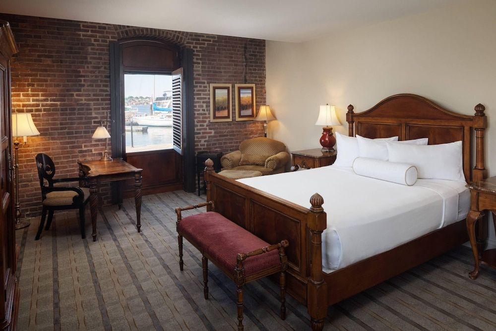 1 Queen Bed, Harbor View