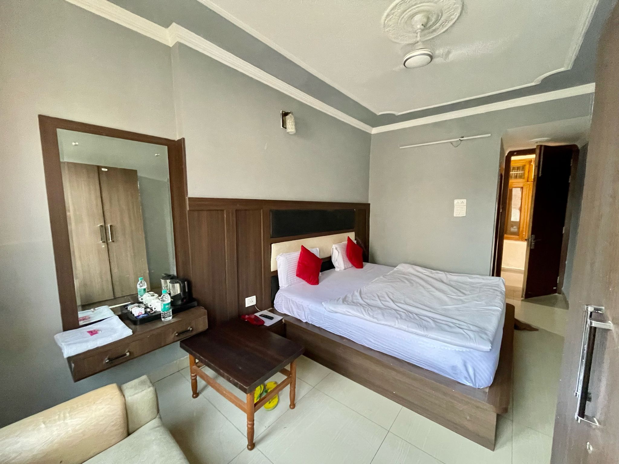 Hotel Himgiri Deluxe King Room 5