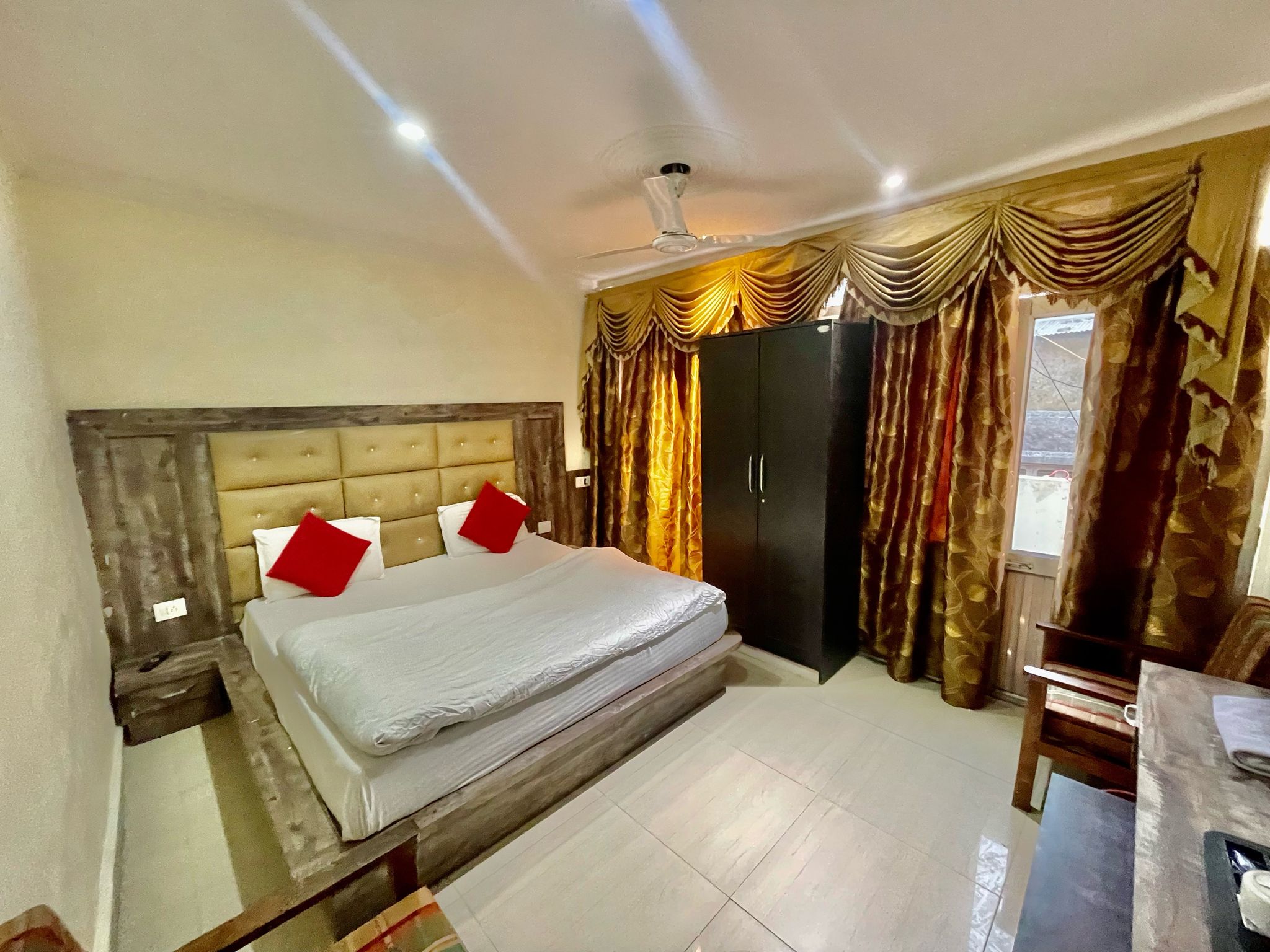 Hotel Himgiri Deluxe King Room 15