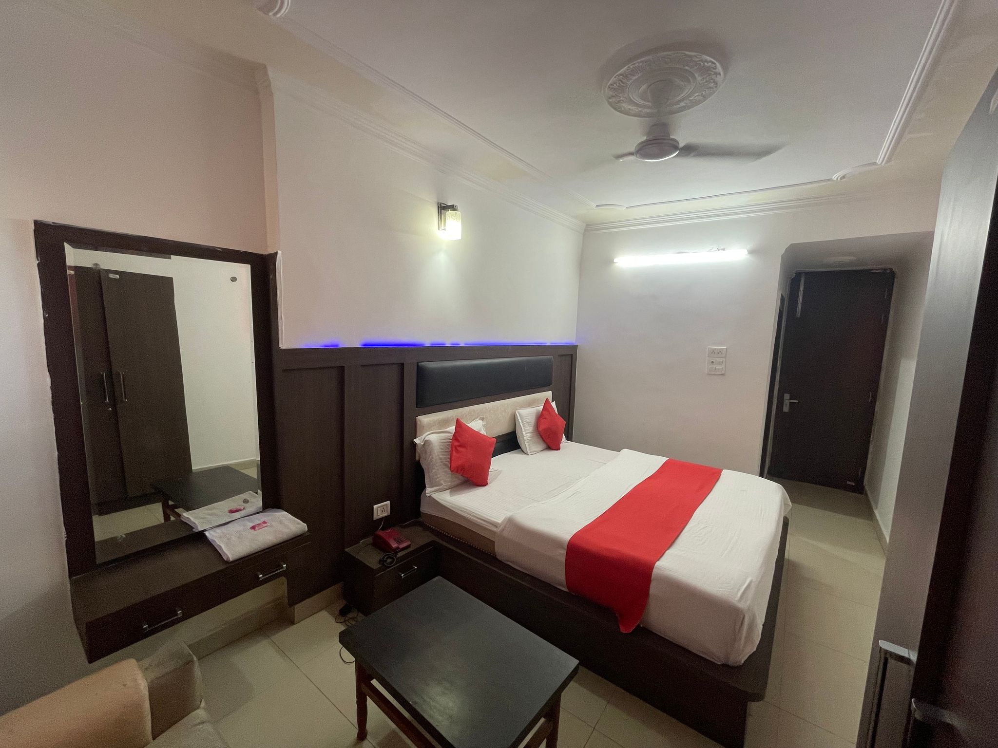 Hotel Himgiri Deluxe King Room 10