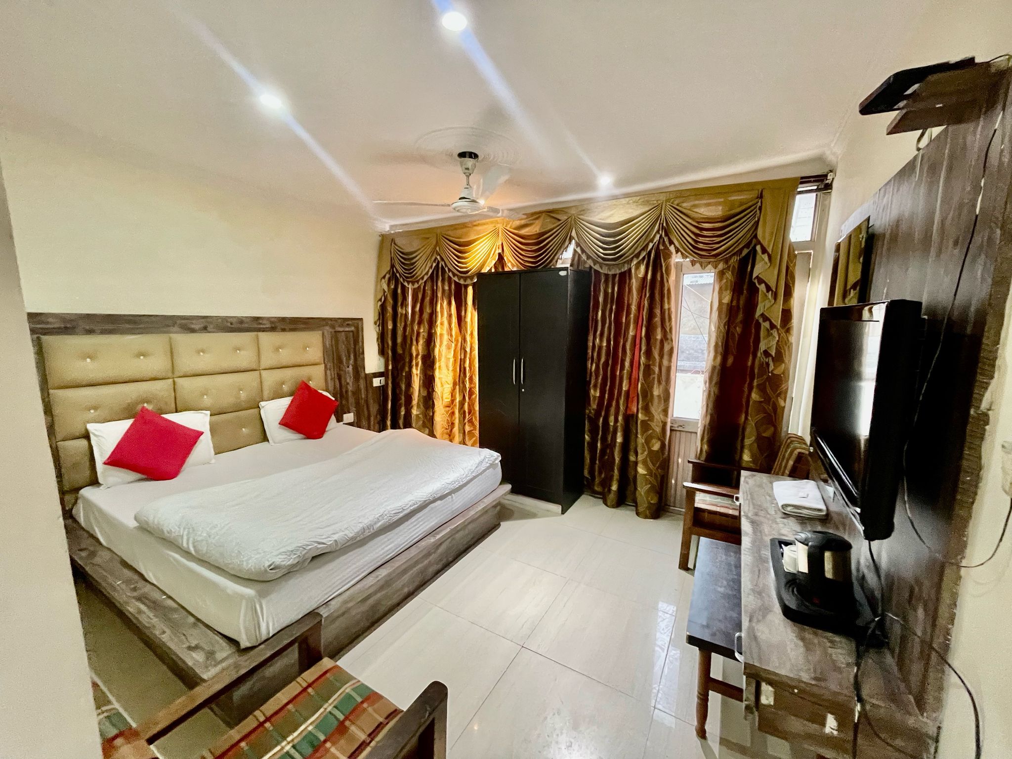 Hotel Himgiri Deluxe King Room 3