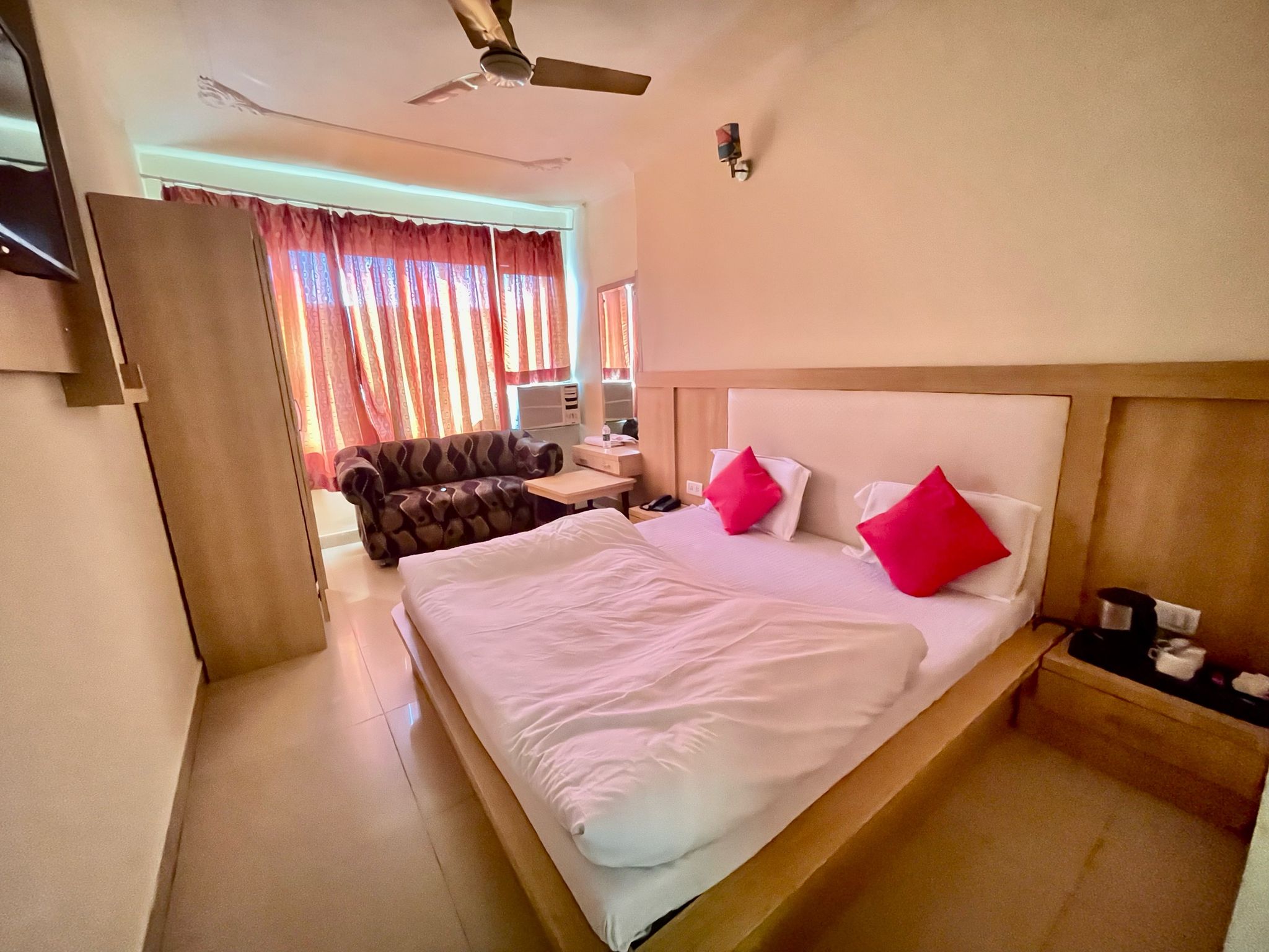 Hotel Himgiri Deluxe King Room 9